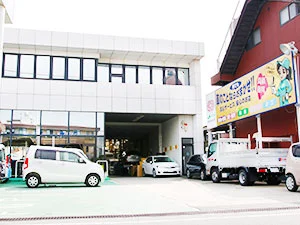有限会社岡田自動車工業の事業所外観
