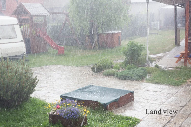 空き家等管理サービスの緊急点検イメージ｜大雨による浸水や排水状況を確認する巡回対応風景｜台風・豪雨時の空き家管理対応｜四国中央市・観音寺市対応