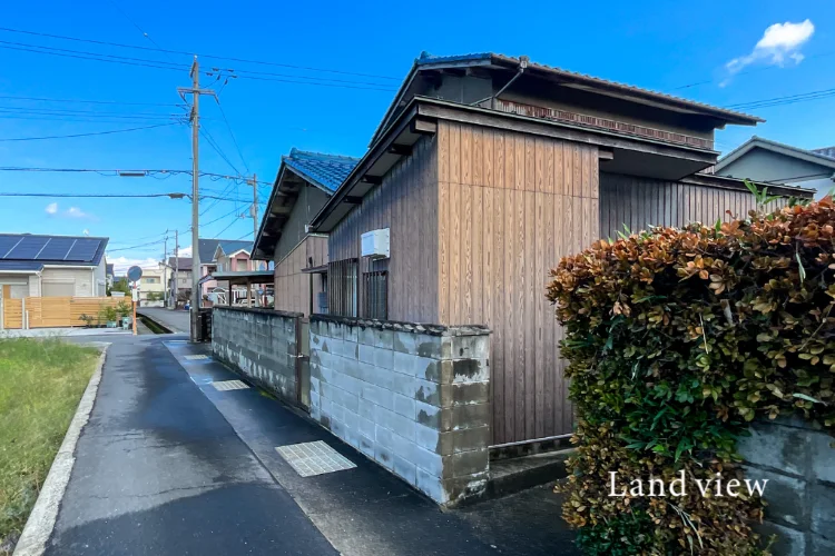 敷地調査・建物点検 第5回｜セットバックが必要な土地｜狭い前面道路と接道状況を確認する敷地調査のイメージ写真｜株式会社Land view（ランドビュー）