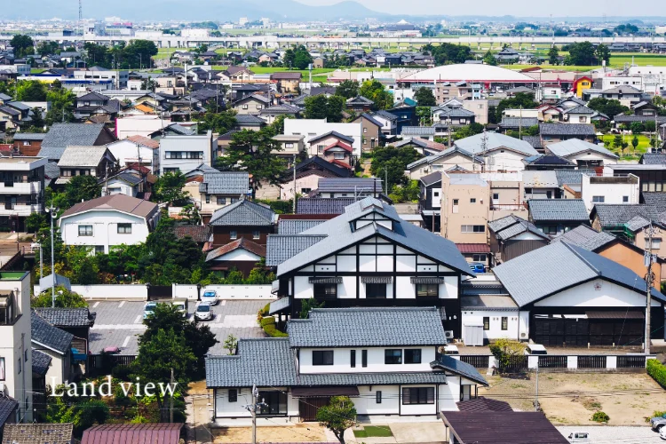 ドローン活用 第12回|中古住宅の建物と敷地を一枚の写真で伝える|中古住宅の建物外観・敷地・周辺環境を上空から一枚で確認する不動産向け空撮イメージ写真|株式会社Land view(ランドビュー)