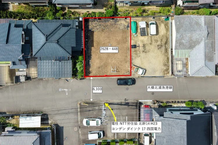 ドローン活用 第10回|前面道路と物件への進入方向を空撮写真で伝える|上空から売土地の位置・前面道路・進入方向を分かりやすく示す不動産向け空撮イメージ写真|株式会社Land view