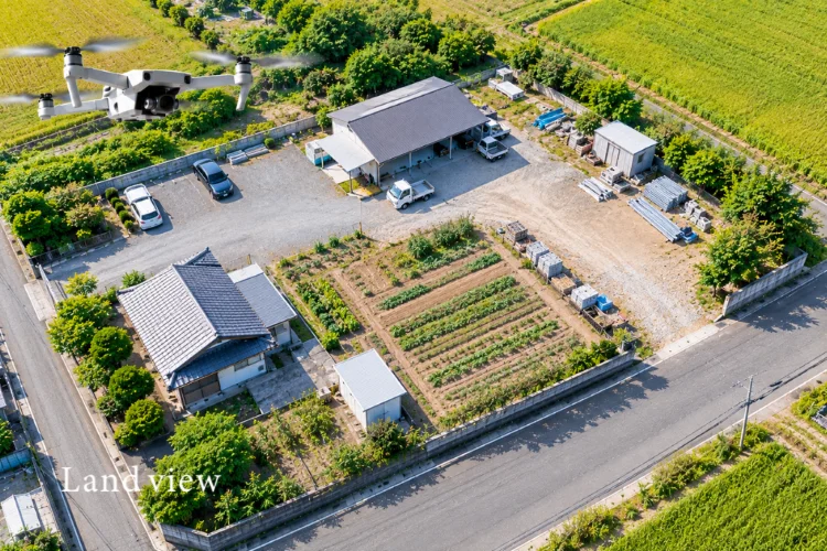 建物・駐車場・農地・資材置場など、土地の利用状況をドローンで上空から確認するイメージ