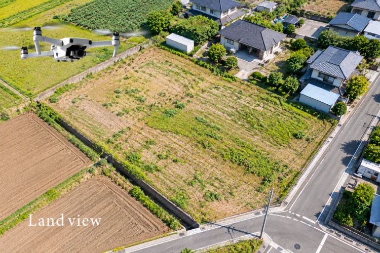 地目変更などの現況確認に活用するため、土地全体と周辺道路をドローン空撮で記録したイメージ