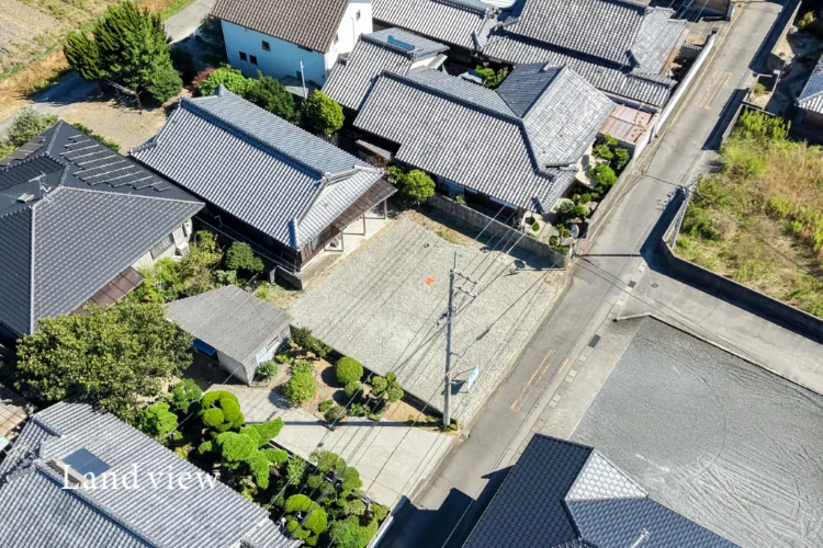 ドローン活用 第7回｜売土地の広さと形状を上空から伝える｜土地全体の広がりや接道状況を空撮で分かりやすく示す不動産向けドローン活用イメージ｜株式会社Land view（ランドビュー）