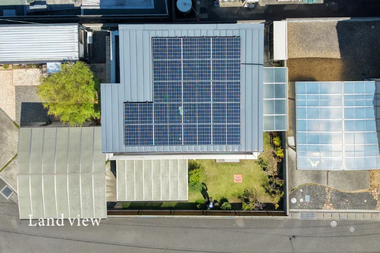 ドローン空撮サービス｜空き家・屋根チェック｜屋根全体や太陽光パネルの設置状況を上空から確認する空撮点検イメージ写真｜株式会社Land view（ランドビュー）