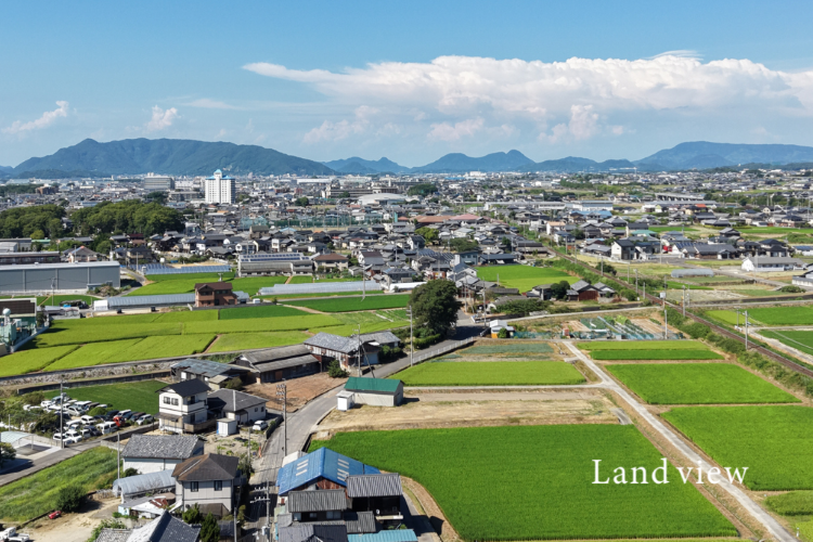 ドローン活用 第11回|広い土地・事業用地の全体像を上空から伝える|広い土地や周辺環境・町並みをドローン空撮で俯瞰して確認する不動産向け空撮イメージ写真|株式会社Land view(ランドビュー)