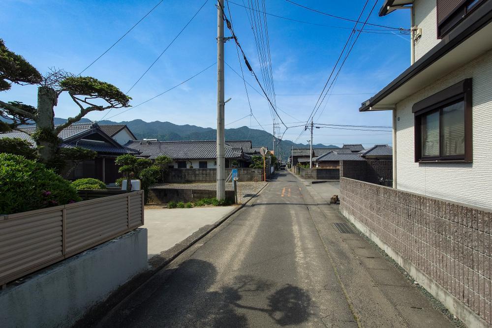 観音寺市豊浜町和田の売土地 前面道路の見通しと周辺住宅・山並みの景観 Land view物件情報掲載用写真