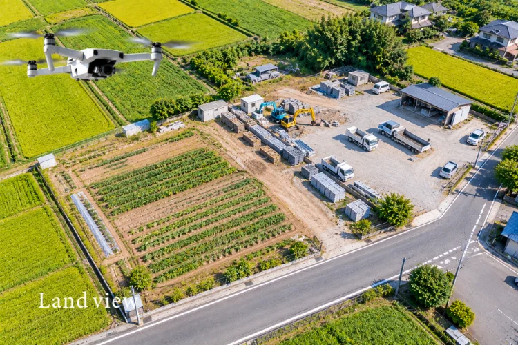 農地・資材置場・駐車場などの利用状況をドローンで上空から撮影し、配置や進入路を確認するイメージ