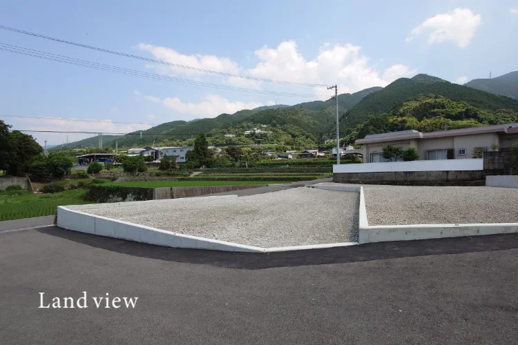 敷地調査・建物点検 第6回｜造成や擁壁の履歴｜造成地や擁壁の状態・高低差を確認する敷地調査のイメージ写真｜株式会社Land view（ランドビュー）