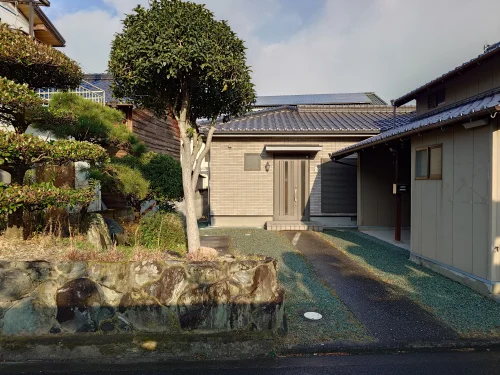 四国中央市下柏町532-1の中古戸建 外観と玄関アプローチの様子