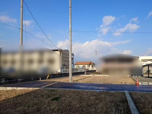 四国中央市上柏町10-8 売土地 敷地内から見た周辺建物と電柱の位置関係