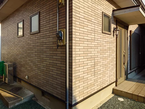 四国中央市下柏町532番1 中古戸建 前面道路と建物外観の様子