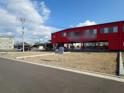 四国中央市上柏町10-10の売土地現地写真。周辺建物との位置関係が分かる敷地の様子