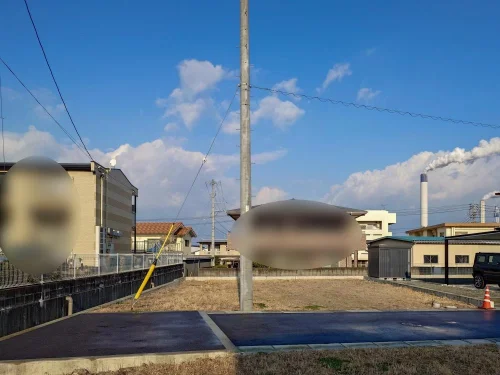 四国中央市上柏町10-8 売土地 敷地内から見た前面方向と電柱の配置状況