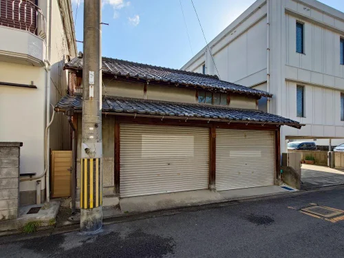 川之江町1271の建物外観 別角度から確認できる建物の状況