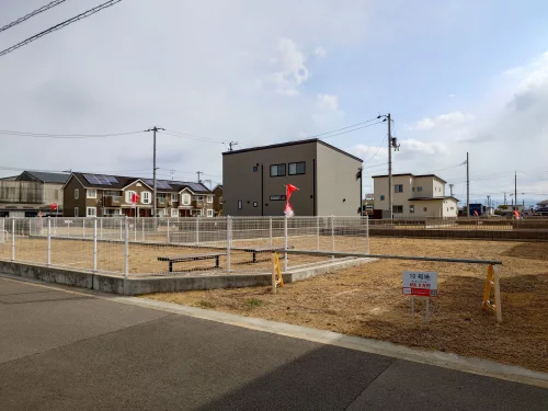 多度津町幸町10号地の売土地 敷地全体と周辺住宅を含めた現地の状況