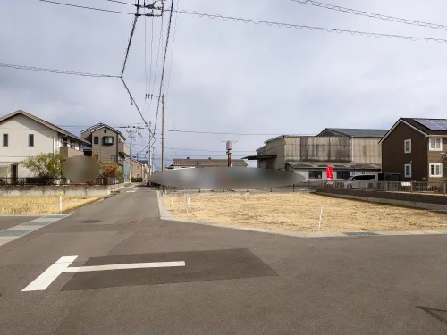 多度津町幸町271-1（1号地）前面道路から見た敷地と周辺環境