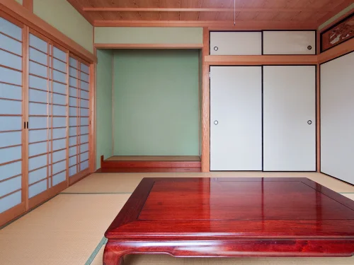 四国中央市下柏町532-1の中古戸建 和室の様子 床の間と障子