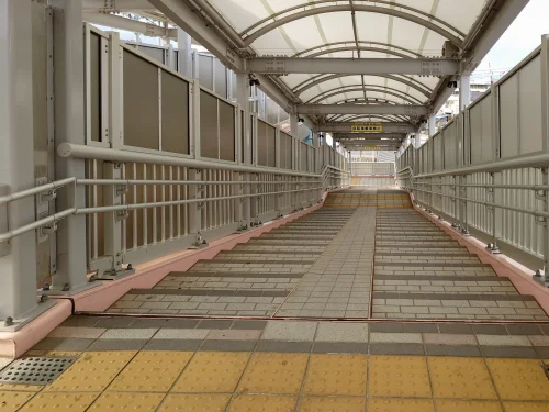 JR多度津駅構内の自由通路とバリアフリー対応の歩行空間