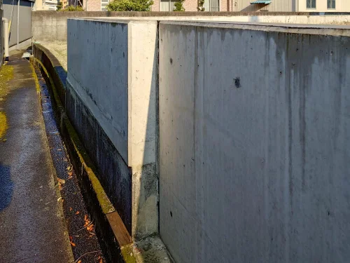 四国中央市上柏町10-8 売土地 敷地境界付近の擁壁と側溝の状況