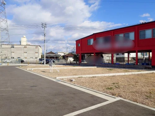 四国中央市上柏町10-10の売土地現地写真。敷地全体の広さと平坦な地勢が分かる様子