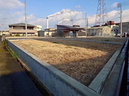 四国中央市上柏町10-11 売土地 敷地角地部分と周辺環境の様子