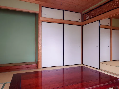 四国中央市下柏町532-1の中古戸建 和室の様子 押入れ収納と襖