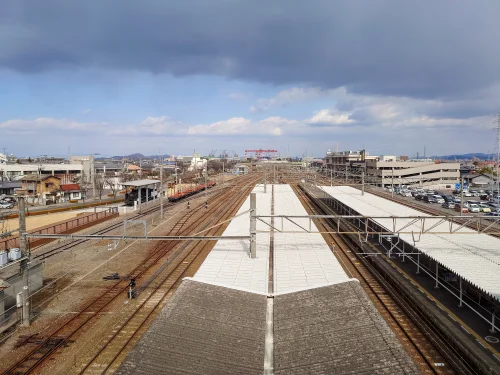 JR多度津駅自由通路上から見た駅構内と線路の様子