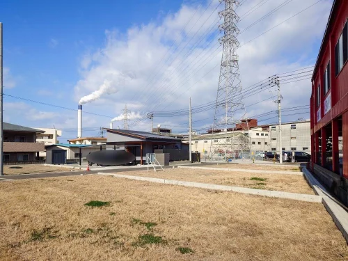 四国中央市上柏町10-11 売土地 敷地内から見た周辺建物と送電線の状況