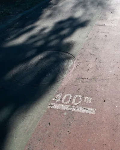 三島運動公園の園路 距離表示が確認できる散策コースの一部