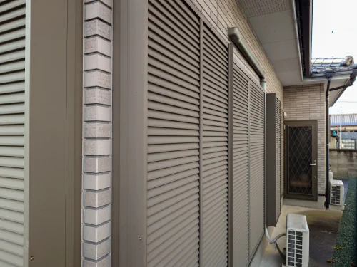 四国中央市下柏町532-1の中古戸建 外壁と雨戸の設置状況