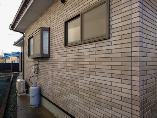 四国中央市下柏町532-1の中古戸建 外壁と給湯設備等の配置状況