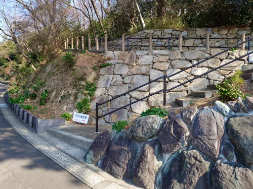 川之江城公園内の石積みと階段のある散策路