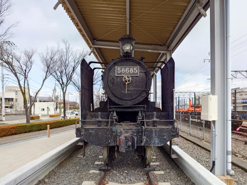 JR多度津駅前に展示されている蒸気機関車の全景