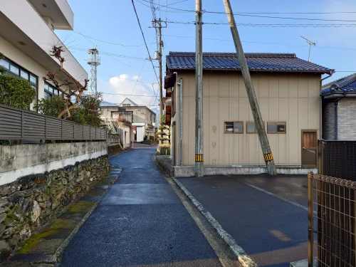 四国中央市下柏町532-1の中古戸建 前面道路と接道状況