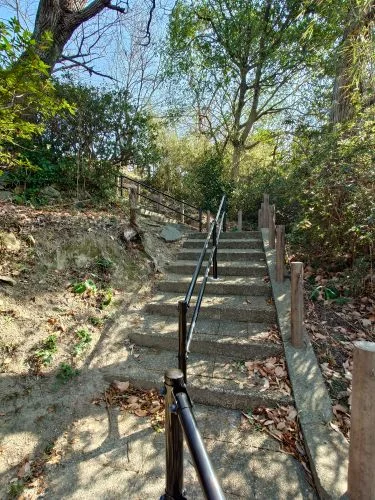 川之江城へ続く園内階段　散歩コースの一部