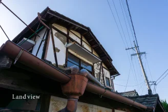 空き家の管理状況に不安を感じる方向けの案内画像 戸建住宅外観と空き家管理の必要性を伝えるイメージ Land view