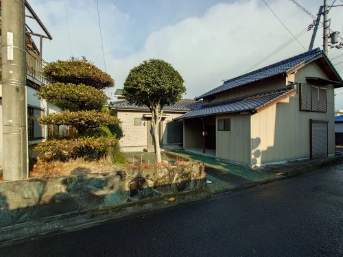 四国中央市下柏町532-1の中古戸建 外観全体を別角度から確認できる様子