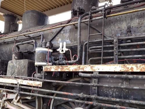 JR多度津駅前展示 蒸気機関車の機械部構造の様子