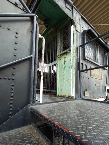 JR多度津駅周辺 保存展示されている蒸気機関車の乗降デッキ部分