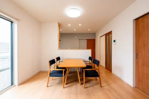 観音寺市出作町の中古戸建 LDKの様子 ダイニングとリビングの空間