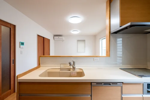 観音寺市出作町の中古戸建 キッチンの様子 対面式キッチンと作業スペース