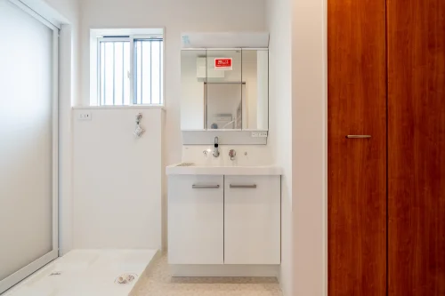 観音寺市出作町の中古戸建 洗面脱衣室と洗面化粧台の様子