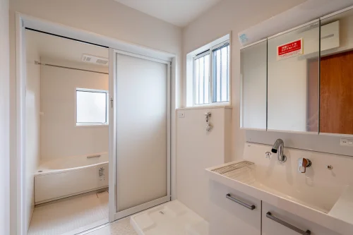 観音寺市出作町の中古戸建 浴室の様子 浴室設備と採光