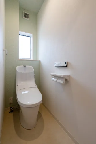 観音寺市出作町の中古戸建 トイレの様子 温水洗浄便座付き