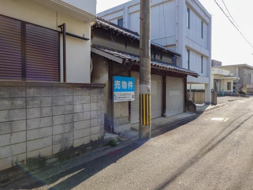 四国中央市川之江町1271 売土地 前面道路と敷地周辺の建物外観
