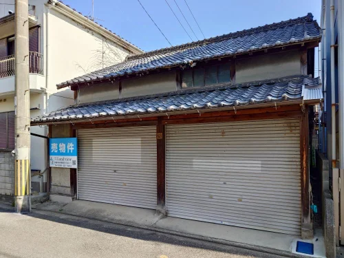 四国中央市川之江町1271 売土地 敷地内にある既存建物の正面外観