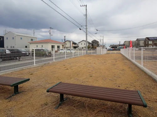 多度津町幸町分譲地 分譲地内の公園とベンチの様子