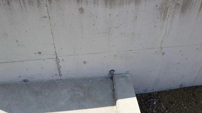 四国中央市具定町66番6の売土地 敷地境界付近の擁壁と境界標の状況 Land view物件情報掲載用写真