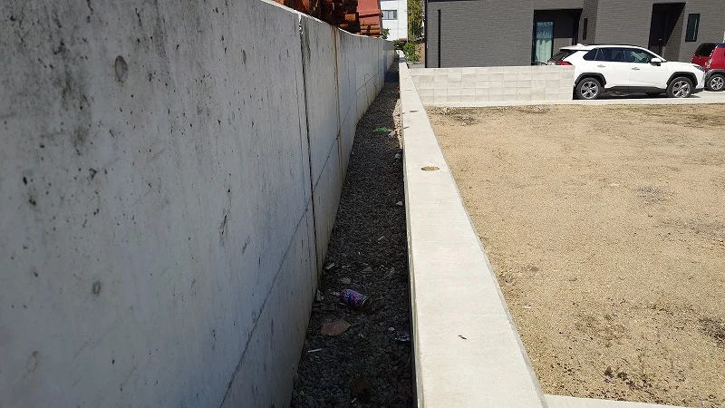 四国中央市具定町66番6の売土地 敷地境界付近の擁壁と隣地との状況 Land view物件情報掲載用写真